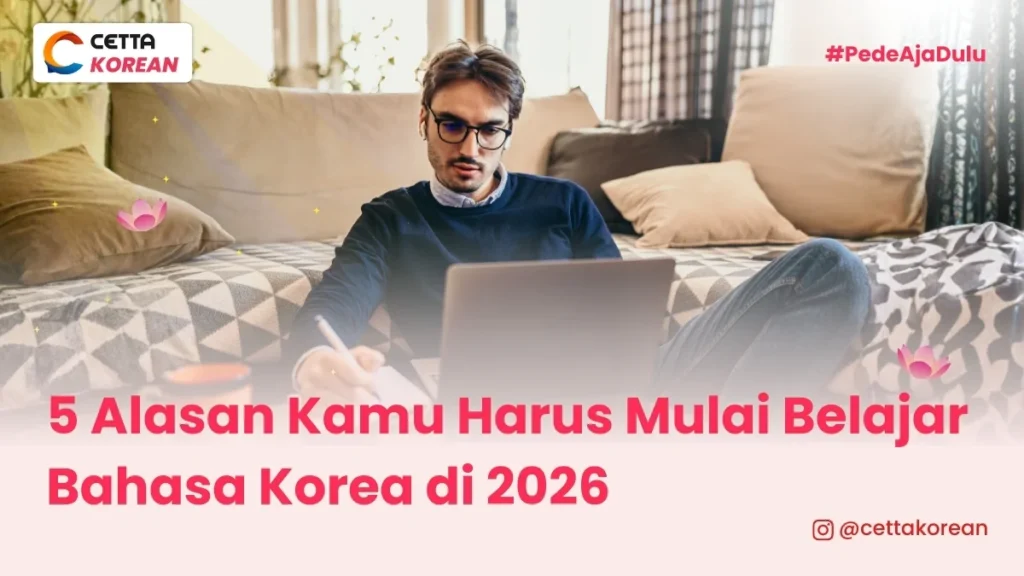 Seorang pria sedang belajar bahasa korea online|belajar bahasa Korea mudah|tangan sedang menulis di kertas menggunakan pena