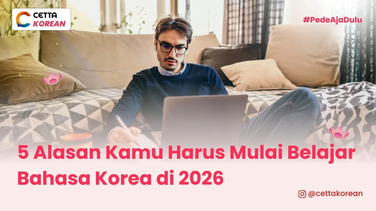 Seorang pria sedang belajar bahasa korea online|belajar bahasa Korea mudah|tangan sedang menulis di kertas menggunakan pena