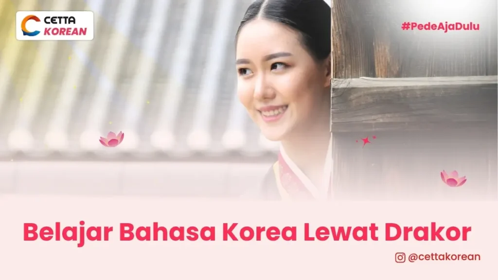 seorang wanita korea menggunakan pakaian tradisional menengok kepala dari tiang kayu rumah tradisional Korea sambil tersenyum.|nonton drama korea drakor