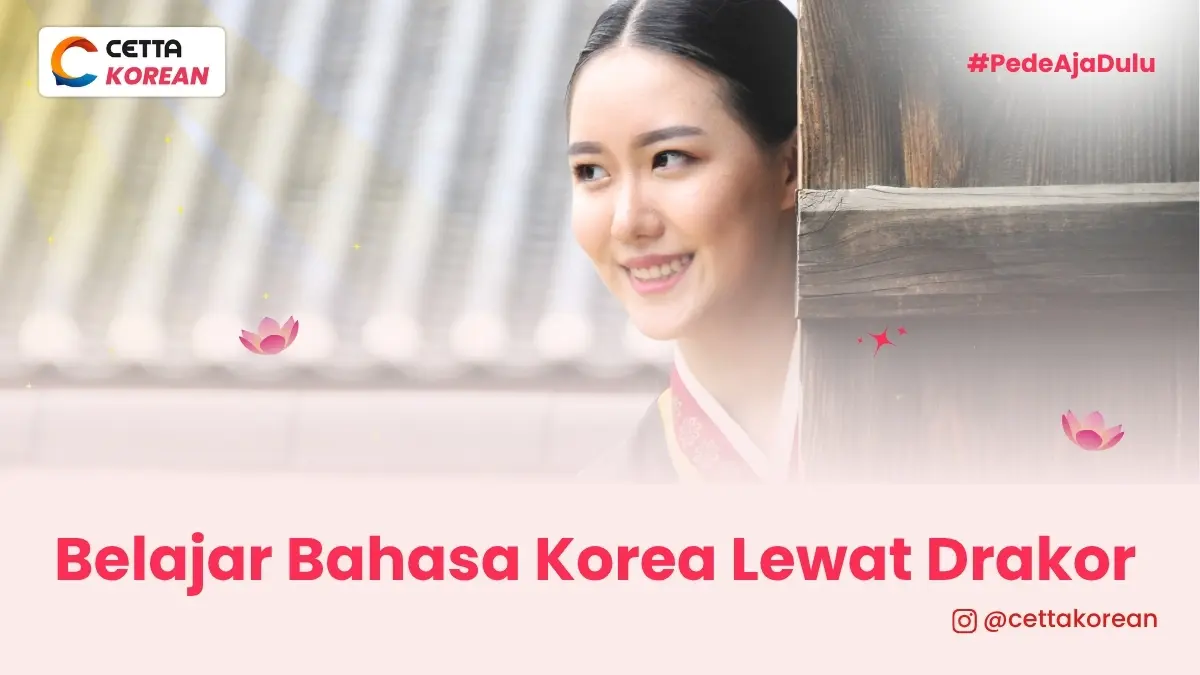 seorang wanita korea menggunakan pakaian tradisional menengok kepala dari tiang kayu rumah tradisional Korea sambil tersenyum.|nonton drama korea drakor